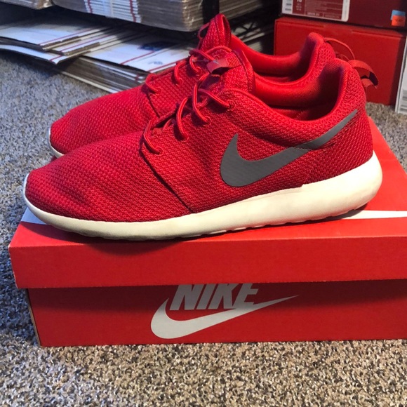 Nike Other - Men’s Nike Rosherun - Red - Size 10
